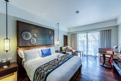 Mitos Luxury Suites (Bode Thomas)